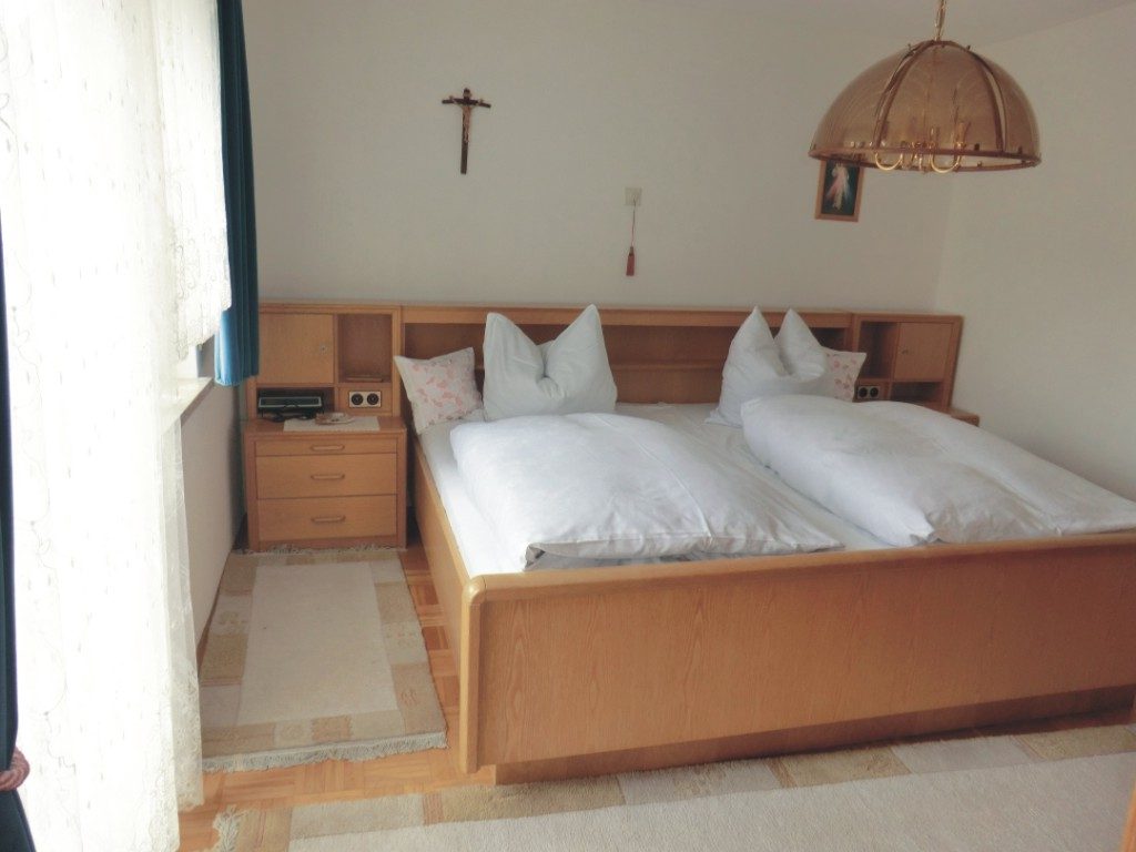 Schlafzimmer 1
